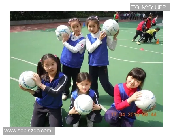 足球明星女同桌的精彩瞬间与魅力风采全景展示 足球明星女同桌的精彩瞬间与魅力风采全景展示